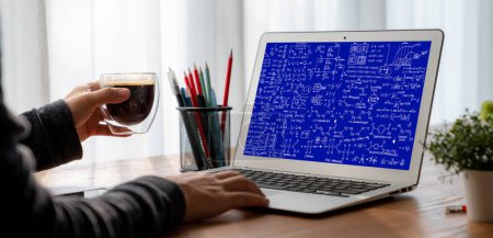 Foto de Ecuaciones matemáticas y fórmula moderna en la pantalla del ordenador que muestra el concepto de ciencia y educación - Imagen libre de derechos