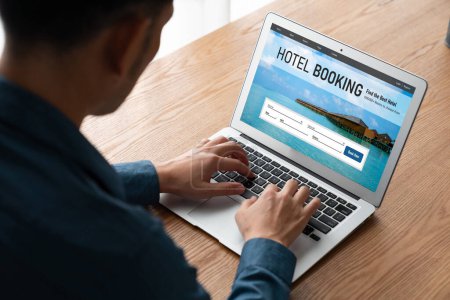 Foto de El sitio web de reservas de alojamiento en hotel en línea proporciona un sistema de reservas moderno. Concepto de tecnología de viajes . - Imagen libre de derechos