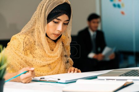 Téléchargez les photos : Femme d'affaires musulmane du Moyen-Orient qui travaille dans son bureau. Concept de réussite commerciale internationale. uds - en image libre de droit