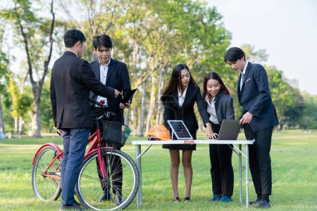 Téléchargez les photos : Groupe de gens d'affaires asiatiques avec un travail d'équipe solide établir un bureau d'affaires éco en plein air au parc naturel développer un projet de technologie écologique et durable pour un avenir plus vert. Pneumatique - en image libre de droit