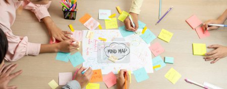Téléchargez les photos : Creative startup group brainstorming idée d'entreprise. Jeunes gens d'affaires belles travailler ensemble et partager des idées en écrivant dans des notes collantes colorées. Concentrez-vous. Vue de dessus. Varié. - en image libre de droit