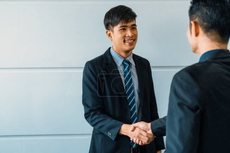 Foto de Gente de negocios acuerdo concepto. Empresario asiático hacer apretón de manos con otro hombre de negocios en la sala de reuniones de la oficina. BARROS - Imagen libre de derechos