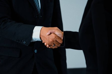 Téléchargez les photos : Concept d'accord entre hommes d'affaires. Homme d'affaires et femme d'affaires asiatique ne poignée de main dans le bureau. uds - en image libre de droit