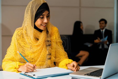 Téléchargez les photos : Femme d'affaires musulmane du Moyen-Orient qui travaille dans son bureau. Concept de réussite commerciale internationale. uds - en image libre de droit