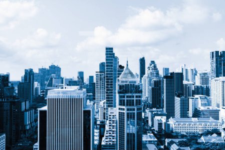 Foto de Imagen de cerca del paisaje urbano de Bangkok. Rascacielos modernos con filtro azul monocromo. Edificio arquitectónico moderno con cielo azul. Vista lateral. Antecedentes. Luz del día. Adornado. - Imagen libre de derechos