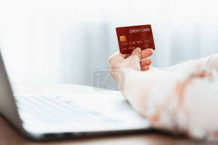 Foto de Cierre la tarjeta de crédito que utiliza para el pago en línea, la banca y las compras en la red de Internet con computadora portátil que muestra la tecnología de tarjeta de crédito para recargar la billetera segura en línea y la compra máxima - Imagen libre de derechos