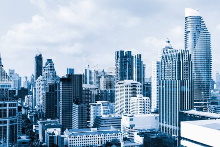 Téléchargez les photos : Image rapprochée du paysage urbain de Bangkok. Gratte-ciel modernes avec filtre bleu monochrome. Bâtiment architectural moderne skyline avec ciel bleu. Vue latérale. Contexte commercial. Lumière du jour. Orné. - en image libre de droit