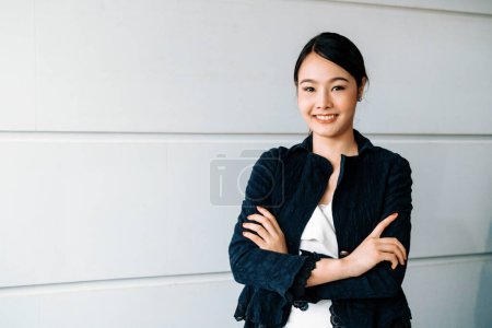 Foto de Retrato de feliz joven empresaria asiática. Concepto de éxito empresarial. BARROS - Imagen libre de derechos
