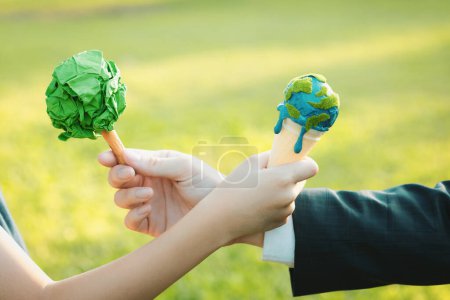 Téléchargez les photos : Homme d'affaires échange arbre à un garçon tenant la terre en fusion dans le cadre de l'initiative ESG et RSE concept de responsabilité d'entreprise pour un environnement plus vert et durable de la génération future. Pneumatique - en image libre de droit