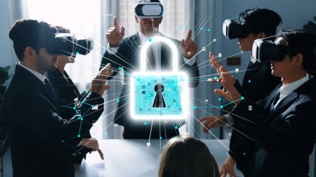 Téléchargez les photos : Les gens d'affaires professionnels utilisent le verre VR pour connecter le programme de protection de sécurité. Équipe de démarrage diversifiée debout à la table de réunion avec hologramme du réseau de protection de la vie privée ou de la protection des logiciels. Direction générale. - en image libre de droit