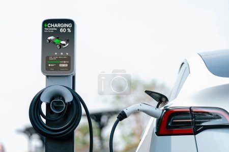 Téléchargez les photos : Batterie de recharge de voiture électrique à la station de charge extérieure EV pour le voyage sur la route ou en voiture, technologie d'énergie alternative et durable pour voiture écologique. Perpétuel - en image libre de droit