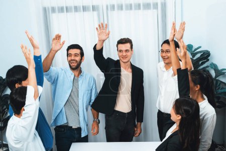 Foto de Emocionado y feliz empleado de oficina celebrar después de hacer exitosa planificación estratégica de marketing empresarial. El trabajo en equipo y la actitud positiva crean un lugar de trabajo productivo y de apoyo. Prudente - Imagen libre de derechos