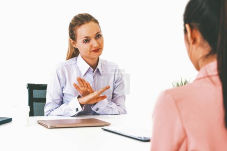 Zwei junge Geschäftsfrauen treffen sich am Bürotisch zur Bewerbung und zum Geschäftsabschluss. Personalbeschaffung und Personalkonzept. uds