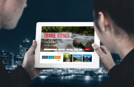 Téléchargez les photos : Site d'agence de voyage en ligne pour la recherche de modish et offres de planification de voyage affaire et forfait pour vol, hôtel et réservation de voyage - en image libre de droit