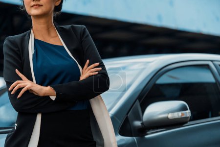 Téléchargez les photos : Femme d'affaires professionnelle confiante debout à côté de la voiture. Concept d'entreprise de location de voiture et d'occupation des ventes. uds - en image libre de droit