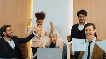 Foto de Diverso grupo de trabajadores de oficina y empleados levantan las manos con una celebración feliz y emocionada por ser un buen trabajo en equipo y la actitud positiva contribuye al éxito empresarial en el lugar de trabajo ornamentado - Imagen libre de derechos