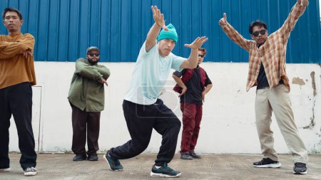 Téléchargez les photos : Groupe de chorégraphe hip hop danse de rue ensemble au mur. Jeune danseuse de break pratiquant la break dance, se déplaçant au rythme moderne, exprimant un sentiment de vivacité. Extérieur 2024. Endeavor. - en image libre de droit