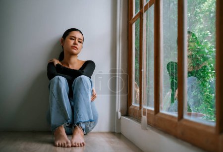 Foto de Deprimido joven mujer asiática con problemas de salud mental en mente necesita un tratamiento extremo de la fatiga que piensa demasiado, pensamiento perturbador, dissocial, ansiedad y otros trastornos de salud mental . - Imagen libre de derechos