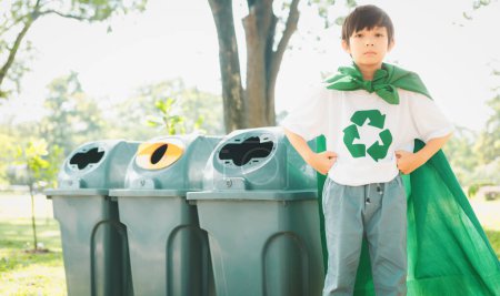 Muchacho alegre y joven superhéroe con capa y símbolo de reciclaje que promueve el reciclaje de residuos, reducir y reutilizar el estímulo como faro de conciencia ecológica sostenible para la generación futura. Gyre.