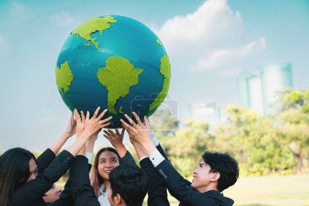 Foto de Concepto del Día de la Tierra con gran globo terráqueo sostenido por un grupo de empresarios asiáticos que promueven la conciencia ambiental con sostenibilidad ambiental y el principio ESG para un futuro más brillante. Gyre. - Imagen libre de derechos