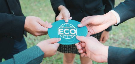 Téléchargez les photos : Les gens d'affaires qui tiennent le symbole de l'idée écologique ensemble en tant que groupe de concept de travail d'équipe éco-professionnel pour promouvoir la sensibilisation sociale à la protection de l'environnement. Pneumatique - en image libre de droit