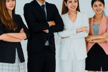 Téléchargez les photos : Femmes d'affaires et homme d'affaires debout en rang dans le bureau. Concept d'entreprise et de travail d'équipe. uds - en image libre de droit