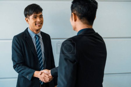 Foto de Gente de negocios acuerdo concepto. Empresario asiático hacer apretón de manos con otro hombre de negocios en la sala de reuniones de la oficina. BARROS - Imagen libre de derechos