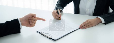 Téléchargez les photos : Business Executive signature du document d'accord de contrat sur la balle avec l'aide d'un avocat de la société ou d'un service d'avocat dans le cabinet d'avocats bureau. Investissement des entreprises et finalisation du traitement juridique. Perspicace - en image libre de droit