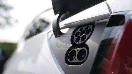Nahaufnahme EV-Ladeanschluss für Elektroautos zum Aufladen der EV-Autobatterie mit alternativer und nachhaltiger Energie ohne CO2-Emissionen für eine saubere Umwelt. Synchronos