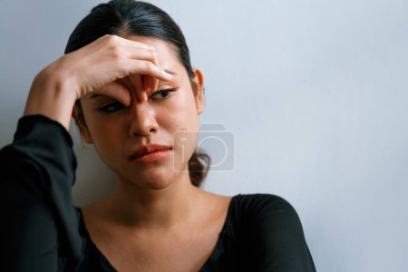 Deprimido joven mujer asiática con problemas de salud mental en mente necesita un tratamiento extremo de la fatiga que piensa demasiado, pensamiento perturbador, dissocial, ansiedad y otros trastornos de salud mental .