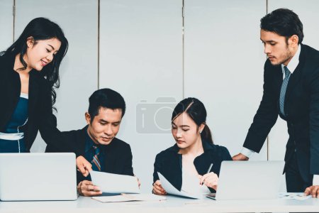 Foto de Gente de negocios en reunión de grupo trabajando en la sala de oficina con colegas. Concepto de trabajo corporativo. BARROS - Imagen libre de derechos