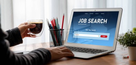 Foto de Búsqueda de empleo en línea en el sitio web modish para el trabajador a la búsqueda de oportunidades de empleo en la red de Internet de contratación - Imagen libre de derechos