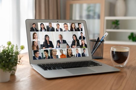 Geschäftsleute auf Videokonferenz für ein modernes virtuelles Gruppentreffen korrupter Büroangestellter