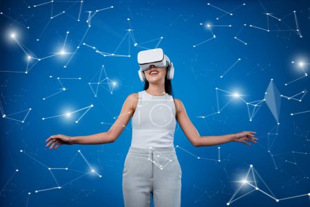 Foto de Las mujeres de pie mientras usan traje blanco y auriculares blancos VR conectan la metáfora, la tecnología futura crea un ciberespacio para comunicarse. Ella mira a su alrededor disfrutar de comunicarse con otros usuarios. Alucinaciones. - Imagen libre de derechos