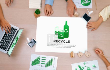 Téléchargez les photos : Recycler les emballages placés sur une table de réunion lors d'une réunion d'affaires écologiques. Environnement ESG gouvernance sociale et concept éco-conservateur. Vue de dessus. Délimitation. - en image libre de droit