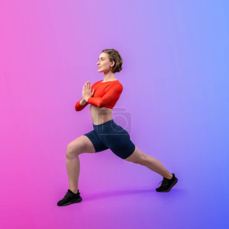 Téléchargez les photos : La gaieté pleine longueur du corps a tiré la femme sportive et sportive faisant la posture saine et méditative d'entraînement d'exercice de yoga sur fond isolé. Mode de vie sain et actif - en image libre de droit