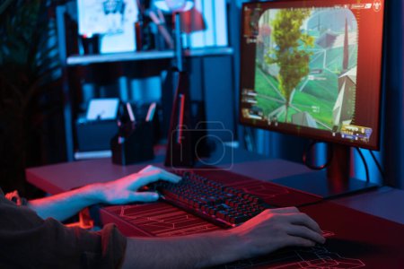 Host-Kanal von jungen Gaming-Streamer, Team-Gamer, die Kampfspiel mit Multiplayer auf Kriegsschiff auf dem PC-Bildschirm mit ausgeschnittener Rückseite Bild, trägt Headset mit Mikrofon im digitalen Neon-Raum. Gusher.