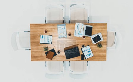 Foto de Vista superior de la mesa de la sala de reuniones de la oficina con nadie. Concepto de negocio. BARROS - Imagen libre de derechos