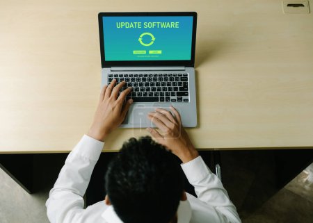 Foto de Actualización de software en la computadora para la versión moderna de la actualización de software del dispositivo - Imagen libre de derechos