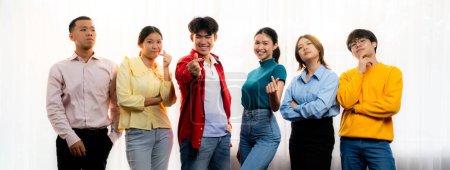 Téléchargez les photos : Bannière panoramique jeune employé asiatique heureux startup entreprise portant des vêtements décontractés colorés stand en ligne ensemble symbolisent le travail d'équipe créatif, emploi, recrutement de l'agence de RH. Synergique - en image libre de droit