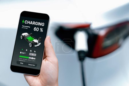 Téléchargez les photos : Branchez le chargeur EV main dans le véhicule électrique pour recharger la voiture EV, affichage de l'état de la batterie sur l'application smartphone EV. Énergie propre et durable future pour les transports. Perpétuel - en image libre de droit
