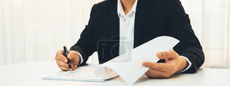 Téléchargez les photos : Business Executive signature du document d'accord de contrat sur la balle avec l'aide d'un avocat de la société ou d'un service d'avocat dans le cabinet d'avocats bureau. Investissement des entreprises et finalisation du traitement juridique. Perspicace - en image libre de droit