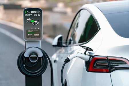 Batterie de recharge de voiture électrique à la station de charge extérieure EV pour le voyage sur la route ou en voiture, technologie d'énergie alternative et durable pour voiture écologique. Perpétuel