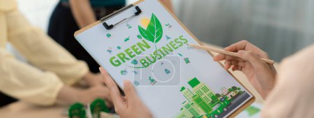 Téléchargez les photos : Le projet Green Business a été présenté par l'équipe Green Business dans la salle de réunion. Environnement ESG gouvernance sociale et concept éco-conservateur. Fond flou. Gros plan. Délimitation. - en image libre de droit