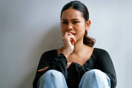 Deprimido joven mujer asiática con problemas de salud mental en mente necesita un tratamiento extremo de la fatiga que piensa demasiado, pensamiento perturbador, dissocial, ansiedad y otros trastornos de salud mental .