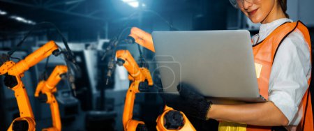 Foto de XAI Sistema de brazo robot avanzado para la industria digital y la tecnología robótica de fábrica. Robot de fabricación de automatización controlado por ingeniería industrial utilizando software IOT conectado a la red de Internet. - Imagen libre de derechos