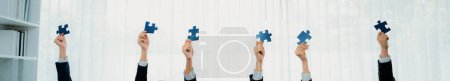 Téléchargez les photos : Panorama bannière de l'équipe d'affaires assemblant puzzle sur table symbolisent le partenariat d'affaires et le travail d'équipe collective pour le recrutement des RH et les antécédents des demandeurs d'emploi. Perspicace - en image libre de droit