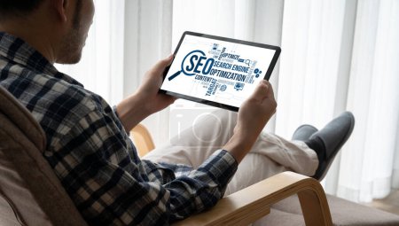 Foto de SEO optimización de motores de búsqueda para el comercio electrónico moderno y negocio minorista en línea que se muestra en la pantalla del ordenador - Imagen libre de derechos