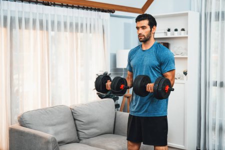 Athletischer Körper und aktiver sportlicher Mann, der Hantelgewicht hebt, um effektiv auf Muskelaufbau zu Hause als Konzept eines gesunden, fitten Körpers zu Hause zu trainieren.