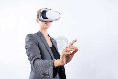 Foto de Líder femenina profesional tocando en el programa o trabajando mientras usa gafas VR. Empresaria calificada apuntando al sistema mientras se conecta en metaverse usando gafas de realidad visual. Artilugio. - Imagen libre de derechos